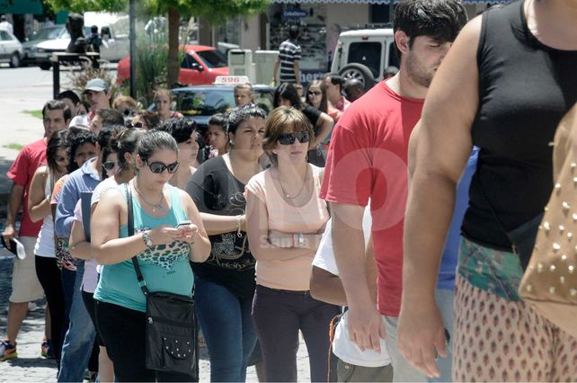 Extensa cola en la Municipalidad de Santa Fe por la inscripción a concursos laborales