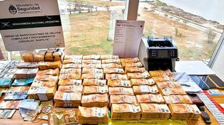 La cueva financiera operaba con tarjetas de débito a nombre de otros ciudadanos. En su departamento hallaron $45 millones, miles de euros, reales y dólares.