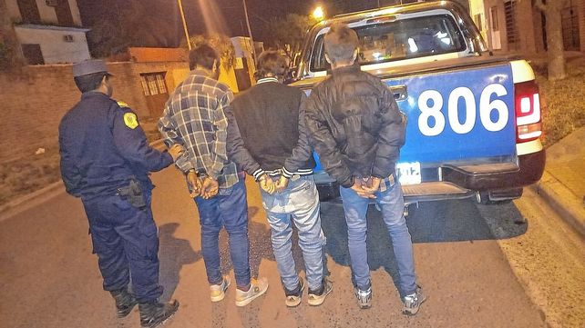 Tres hombres fueron detenidos por robar macetas y un tender en Paraná