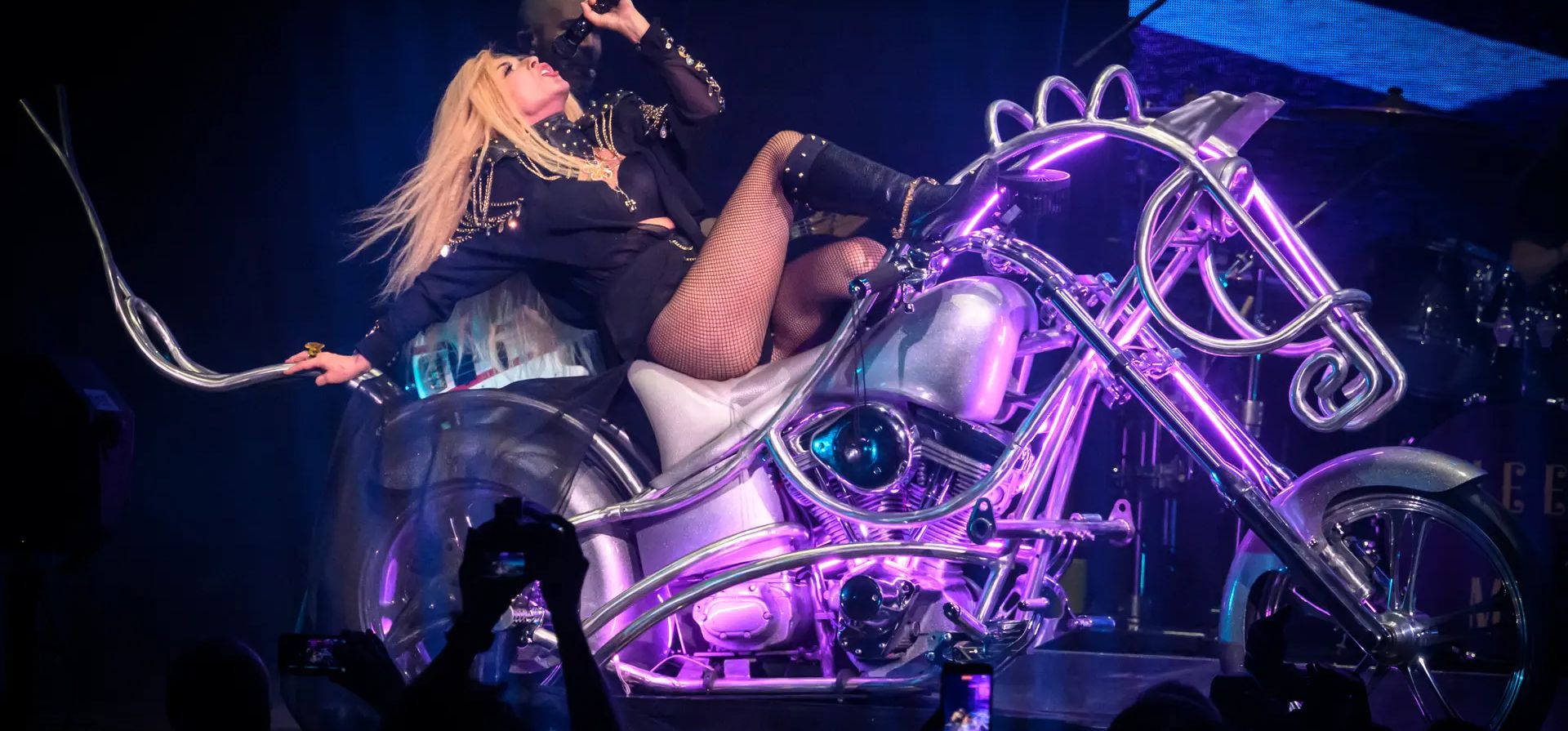 Birmingham, Reino Unido. La cantante canadiense Shania Twain actúa durante su gira Queen of Me, en el Utilita Arena. Fotografía: Katja Ogrin/Redferns/Getty Images Birmingham, Reino Unido. La cantante canadiense Shania Twain actúa durante su gira Queen of Me, en el Utilita Arena. Fotografía: Katja Ogrin/Redferns/Getty Images