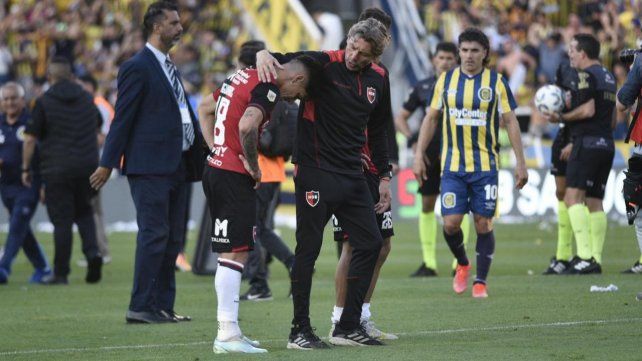 Gabriel Heinze consuela a Iván Gómez cuando la derrota en el Gigante quedó consumada.