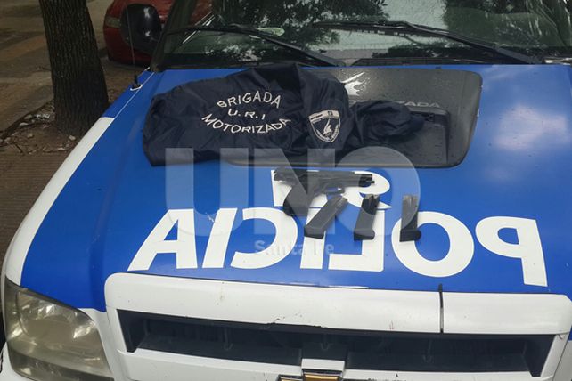 Perseguidos y atrapados con un arma de guerra en Bº Candioti