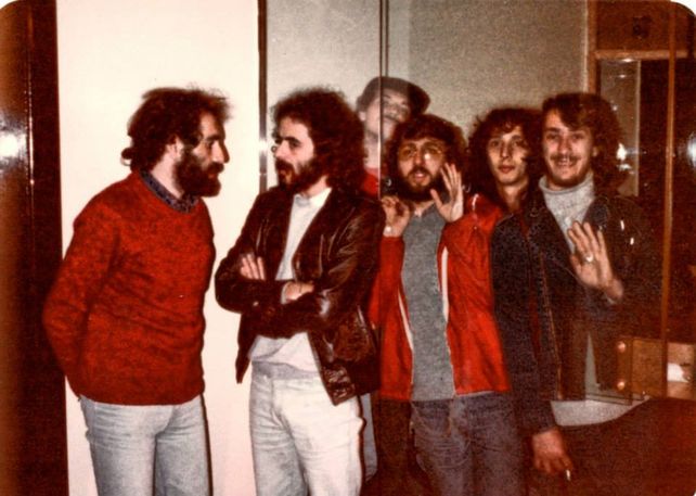 Abonizio y Fander, en primer plano. Detrás, entre otros, Fito Páez. 