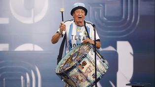 El Tula con la camiseta de la selección y el mítico bombo durante la gala The Best.