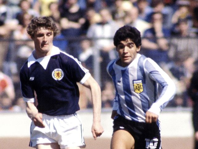 Diego, Diego... y a pedido del público, el debut en celeste y blanco de Maradona