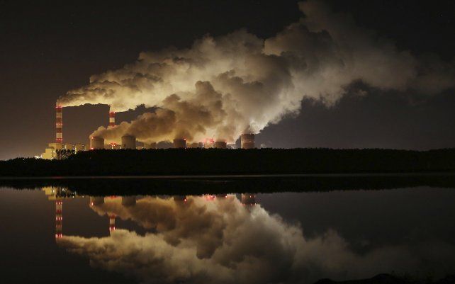 Nubes de humo sobre la planta de energía de lignito más grande de Europa en Belchatow, Polonia central.