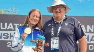 Sofía Garcés junto a su entrenador Adrián Tur con la medalla de oro lograda en Medellín.
