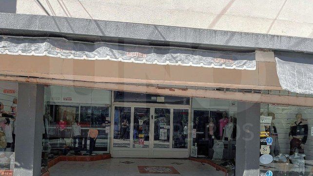 Derrumbe del cielorraso obliga a cerrar el comercio QBien en Paraná.