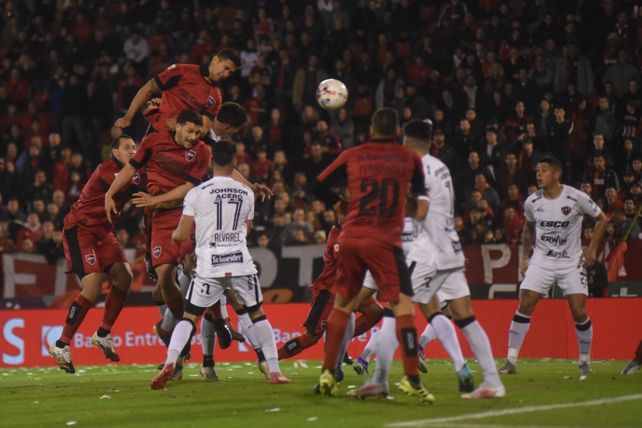 Velázquez saltó más alto y puso la cabeza al tiro de esquina de Sordo. Fue el primer gol en el 2 a 2 ante Patronato.
