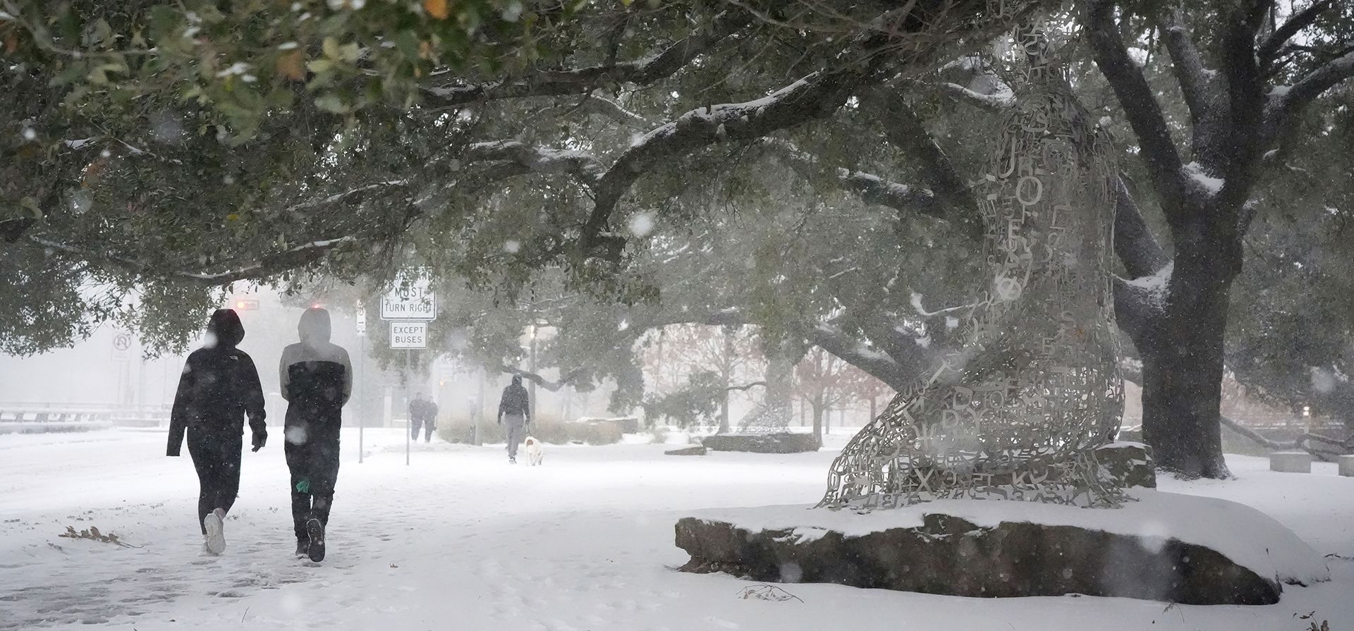 La gente camina bajo los árboles en la nieve cerca de las estatuas de la Tolerancia en Buffalo Bayou Park el martes 21 de enero de 2025 en Houston. (Jill Karnicki/Houston Chronicle vía AP) La gente camina bajo los árboles en la nieve cerca de las estatuas de la Tolerancia en Buffalo Bayou Park el martes 21 de enero de 2025 en Houston. (Jill Karnicki/Houston Chronicle vía AP)