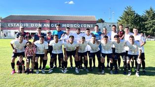 El rojinegro. Unión de Alvarez jugará en Totoras ante Unión, el domingo a las 15.&nbsp;