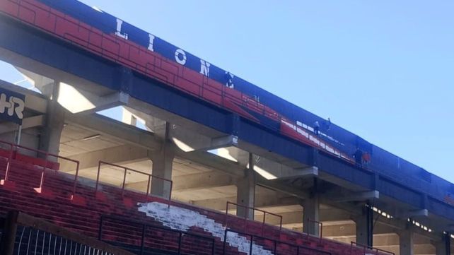 La foto filtrada. Este lunes empleados de Newells estaban pintando el nombre de la nueva tribuna.&nbsp;