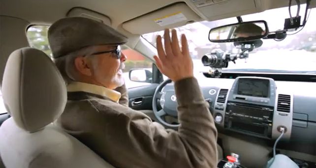 Google prueba su auto conducido por una persona no vidente