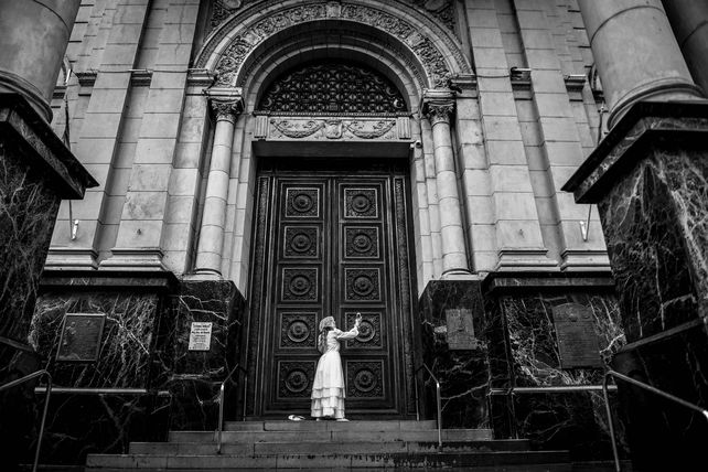 Cuando los consortes se cruzaron a la Catedral, el cura cerró la puerta. Fuera de sí, Antonia se sacó un zapato y arremetió contra la iglesia.
