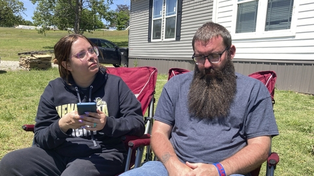 Justin Webster y su esposa Ashleigh en su casa en Henryetta. Perdieron a su hija Brittany.&nbsp;