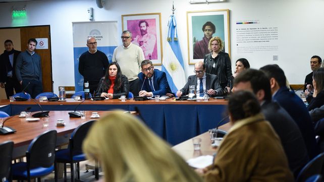 La comisión de Asuntos Constitucionales durante la reunión de este miércoles.