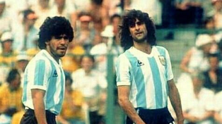 Diego Maradona en 1993, estando en Newells, y Mario Kempes en 1974 cuando era jugador de Central jugaron en la selección Argentina&nbsp;
