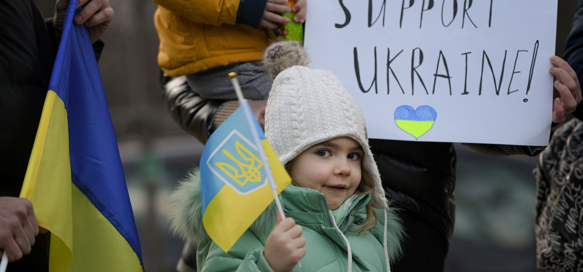 Una niña sostiene una bandera ucraniana durante una protesta contra la invasión rusa a Ucrania frente a la embajada de Ucrania en Bucarest, Rumania. Foto: AP