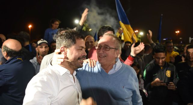 Di Pollina festejó con Broglia el triunfo del oficialismo.
