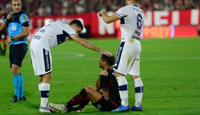 Ramiro Sordo se lesionó el hombro a los 43 minutos y fue reemplazado por Pérez Tica.&nbsp;