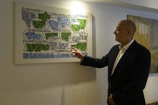 En las oficinas de Diego Guaita hay un cuadro del artista Gustavo Reynoso que refleja la historia de distintos productores con mucha trayectoria en San Cristóbal.