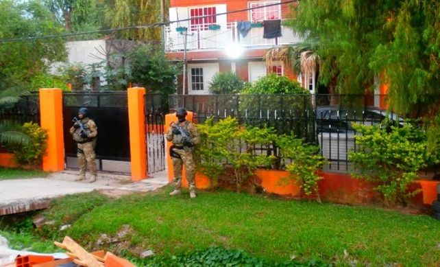 Desbarate. El 10 de diciembre agentes de drogas y de la Tropa de Operaciones irrumpieron en la vivienda de la manzana 1 y detuvieron a Villarroel y Flores.