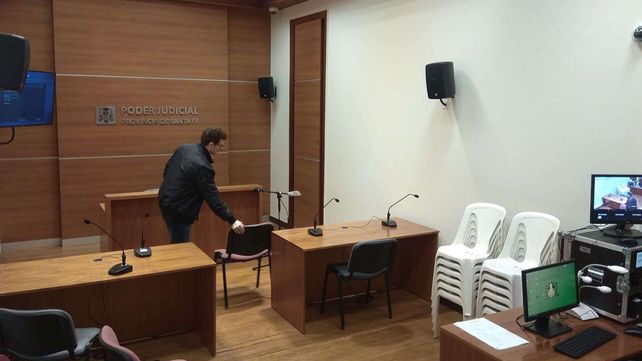 La sala de audiencias donde imputaron al hombre que golpeó al nene en una cama de hospital.