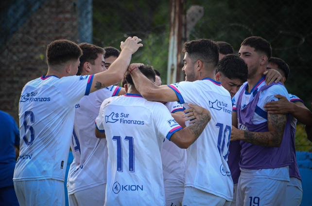 El festejo de los jugadores de Argentino que comenzaron el torneo con un triunfo ante Victoriano Arenas.