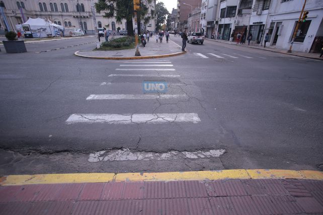 La senda peatonal carece de rampas. Foto UNO Juan Ignacio Pereira.&nbsp;