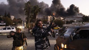 La gente dispara al aire mientras celebra la caída del gobierno sirio en Damasco, Siria, el domingo 8 de diciembre de 2024. (Ugur Yildirim/Dia Photo via AP)