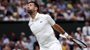 Novak Djokovic le ganó a Tsitsipas y clasificó a la tercera ronda de Wimbledon