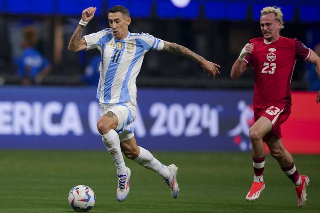 Angelito Di María le imprime velocidad ante la marca del defensor peruano. Fideo estuvo encendido.