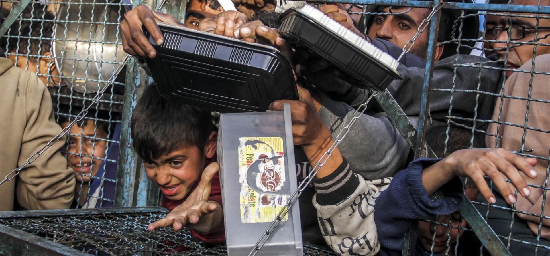 Palestinos hambrientos, incluidos niños, esperan a recibir alimentos distribuidos por organizaciones benéficas, Jabalia, Franja de Gaza. Fotografía: Anadolu/Getty Images Palestinos hambrientos, incluidos niños, esperan a recibir alimentos distribuidos por organizaciones benéficas, Jabalia, Franja de Gaza. Fotografía: Anadolu/Getty Images