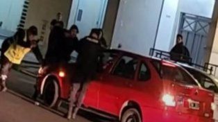 Tensión en un control de alcoholemia: un policía sacó su arma y apuntó al conductor que había intentado atropellarlo