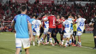 El 10 canalla la empezó y parecía que todo terminaría en paz, pero volvió y se hizo expulsar junto a Fernández Cedrés.