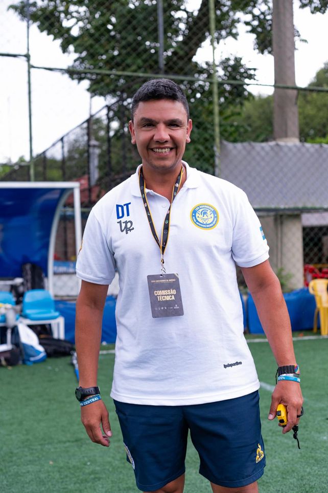 El director técnico que cambió los números por el fútbol adaptado