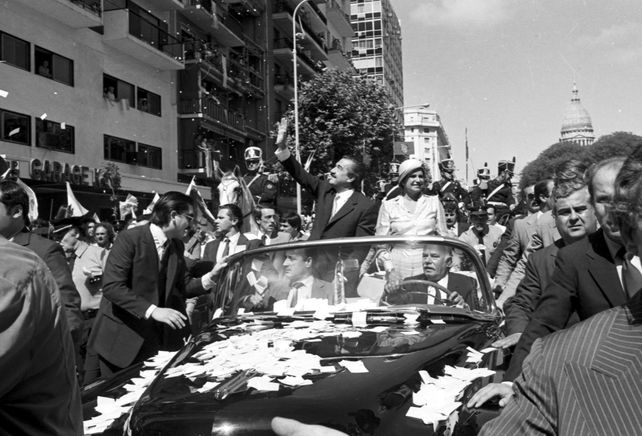 Alfonsín y su esposa María Lorenza Barreneche en el trayecto del Congreso a la Casa Rosada