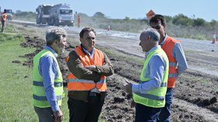 El gobernador, Rogelio Frigerio, recorrió las obras de reparación de las rutas 39 y 20 en la localidad de Gilbert.&nbsp;