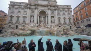 La Fuente de Trevi reabrió después de tres meses de renovaciones.