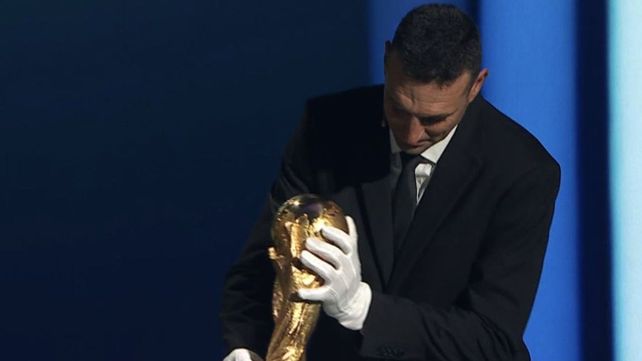 Lionel Scaloni entregó la Copa del Mundo que Argentina conquistó en Qatar 2022.