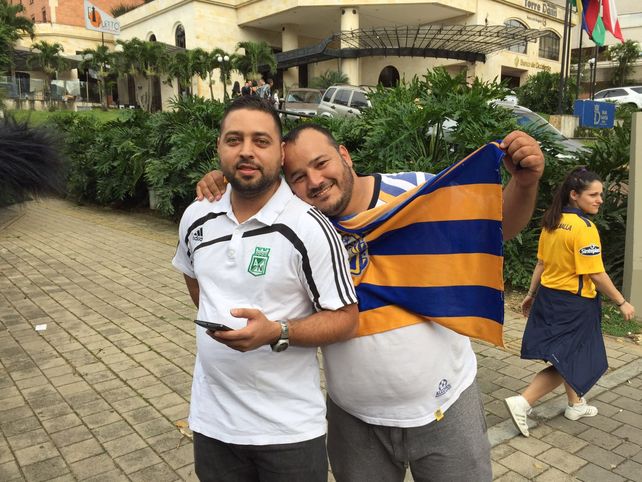 Los hinchas de Central reúnen su euforia canalla en Medellín para ir juntos hacia el estadio