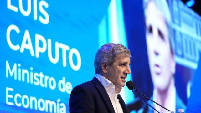 Caputo admitió posibles modificaciones en el régimen de bandas cambiarias