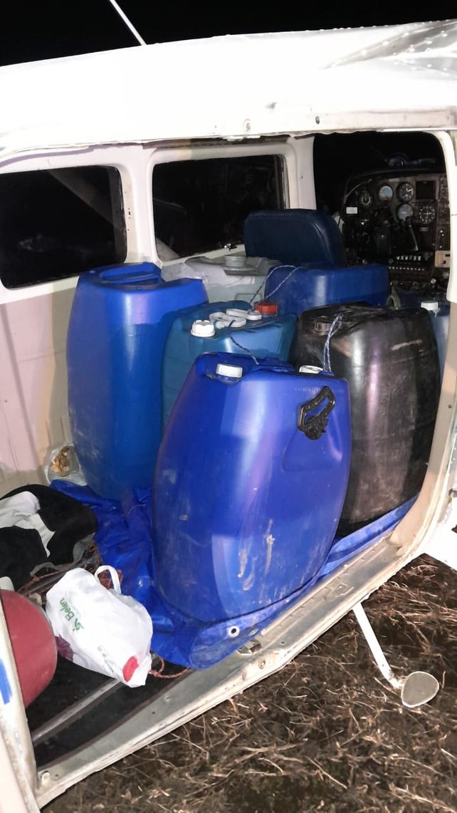 Los bidones estaban cargados dentro de un avión de pequeño porte.