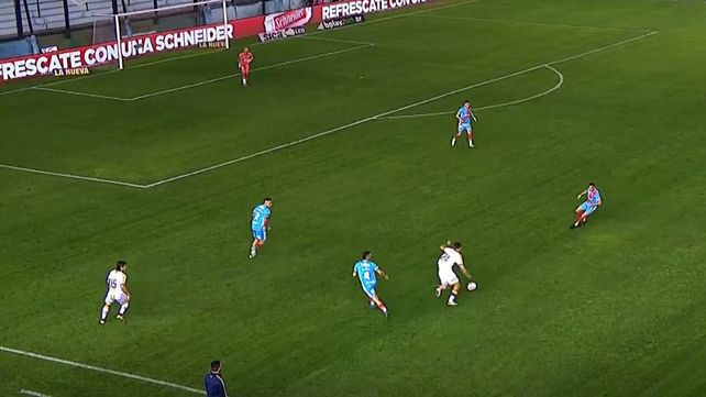 Central venció a Arsenal con dos de penal de su goleador y arquero, Servio, y un golazo de Veliz