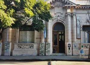 Golpeó y pintó con aerosol a su profesora de química porque le puso un ocho en un examen