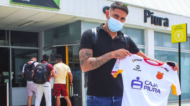 Suelto en Perú. López Pissano muestra la camiseta de Atlético Grau