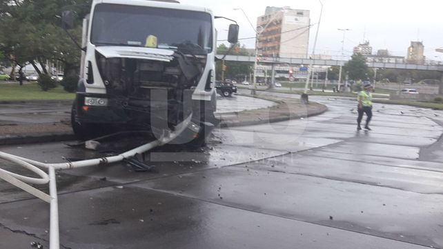 Se quedó sin frenos y chocó contra una columna en avenida Alem