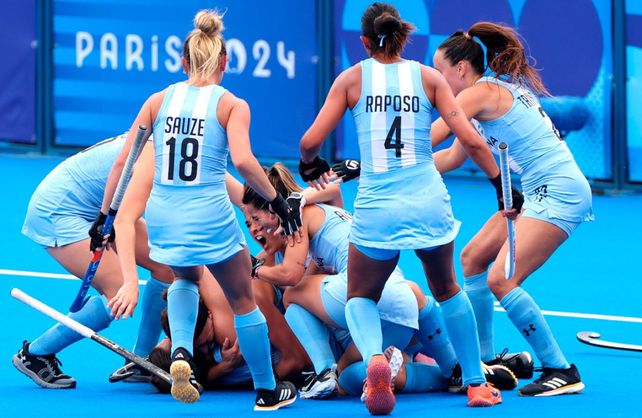 Las Leonas celebran la conquista de otra medalla para Argentina.