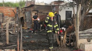 Una mujer y sus tres pequeños hijos murieron al incendiarse su casa en Granadero Baigorria
