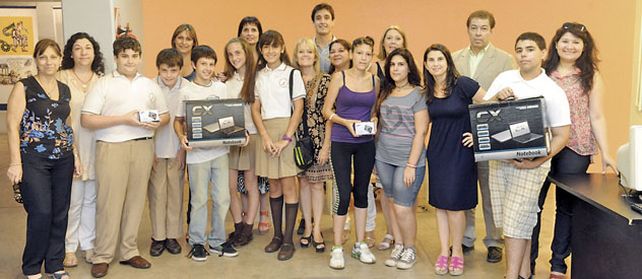 Sonrientes . Los alumnos y docentes de las escuelas recibieron una notebook y una cámara digital como premio.